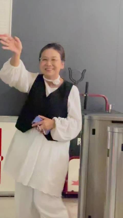 博主接萍萍下班,母女共享配饰引热议