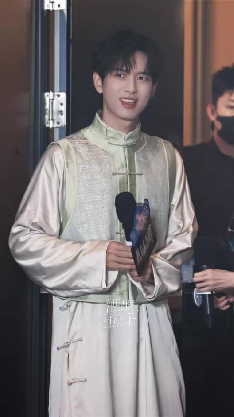 我的评分: 帅晕了这个李现啊啊啊啊啊!好清爽!