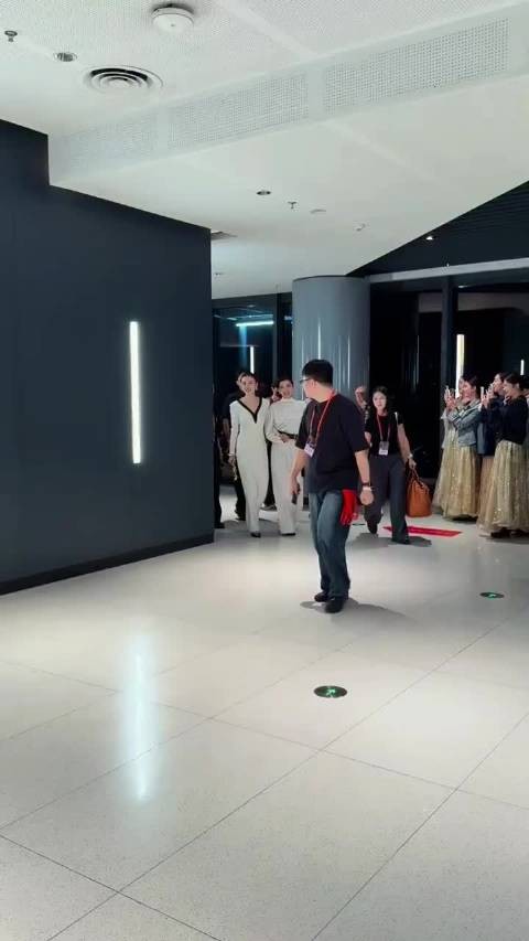 壹心娱乐赢麻了，金鹰奖最佳女演员宋佳和最佳女配梅婷手牵手下班