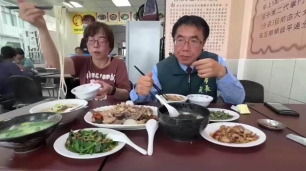 日前，黄伟哲在台南请黄智贤吃面，二人互动热络上演兄妹情深