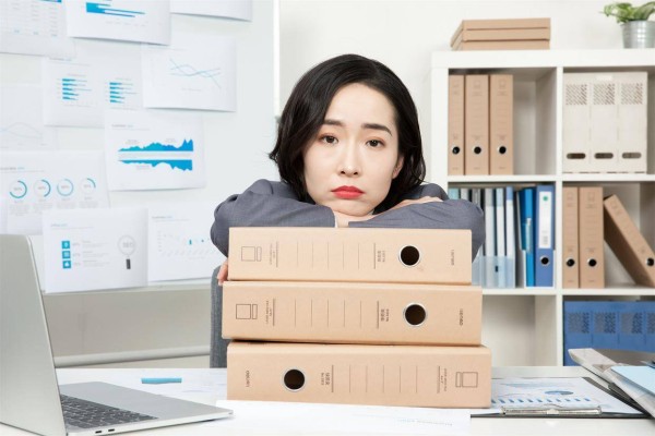 夫妻能一起送孩子上大学，还笑着挥手，说明这个家养出了爱，也守住了爱