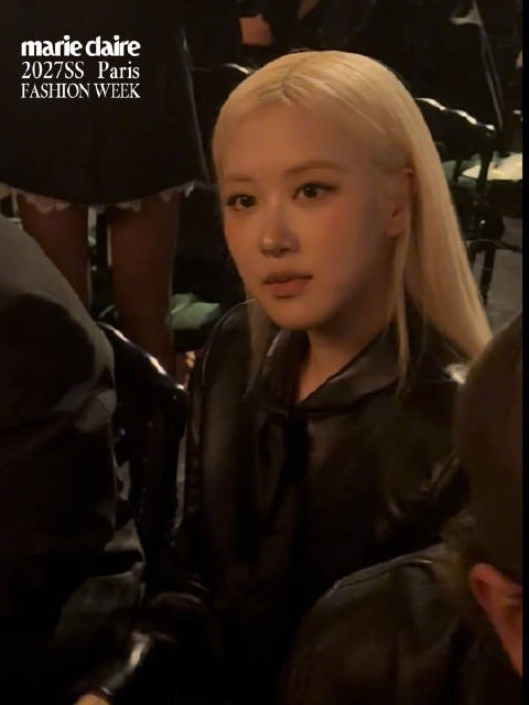 注意，你在秀场被ROSÉ发现了 来查收彩英甜甜的say hi吧！