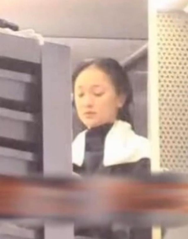51岁周迅素颜白发逛街被拍，褪去滤镜，撕开多少人的年龄焦虑