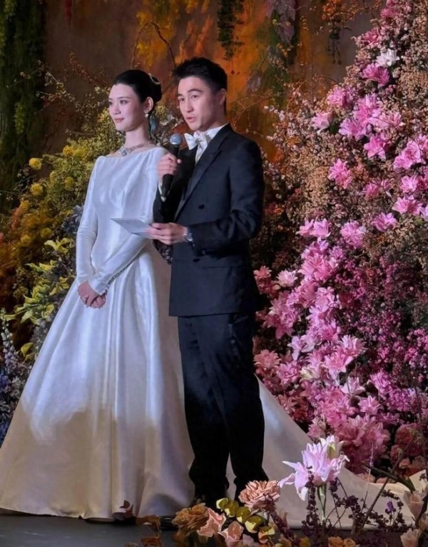 已故赌王何鸿燊四房儿子何猷君奚梦瑶婚后7年澳门补摆喜酒 城中名人齐到贺
