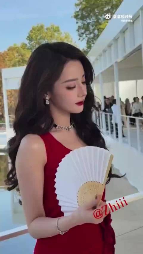 迪丽热巴走错方向，懵懵的反差感拉满啊