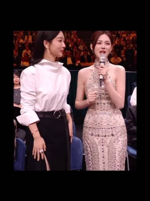 金鹰奖杨紫唱歌,哥哥姐姐们认真看着画面温馨