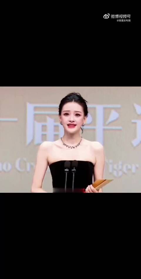 董子健看孙怡获奖的眼神，两个人都很体面呀！