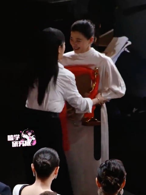 杨紫很开心妈妈拿奖杨紫第一时间迎接拥抱梅婷