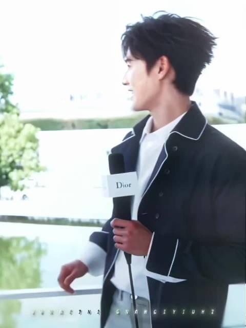 李昀锐巴黎时装周车内专访,随性松弛感受秀前氛围
