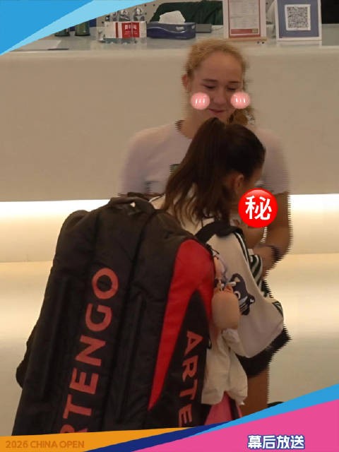 卡萨金娜拿照片亲贴追签名，米拉当场脸红