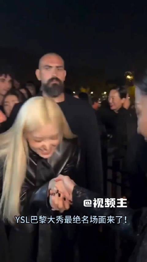 朴彩英遇见全智贤,酷姐秒破功弯腰打招呼