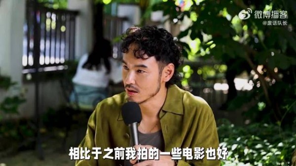 导演眼中轻松,落入角色成荒诞又沉重经历