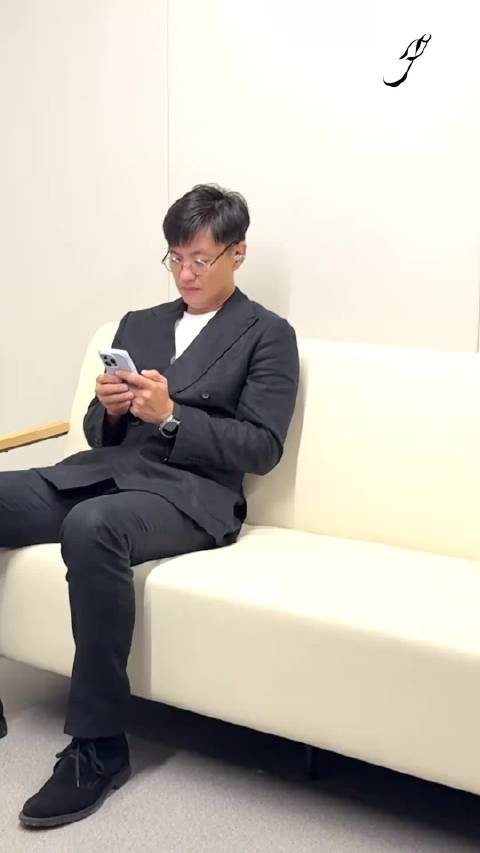 周一围和文俊辉cha了one twe step抖肩舞！