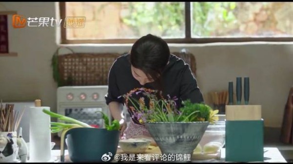 刘亦菲下厨，系着围裙在厨房里忙碌，满满烟火气