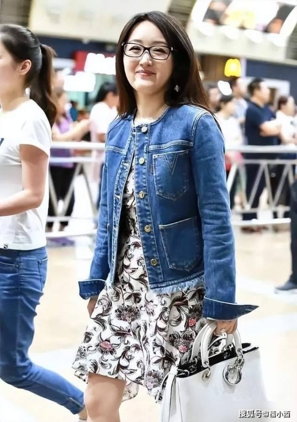 “55岁杨钰莹”带火了一种新穿法：牛仔外套+印花裙，高级又好看