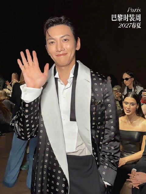 池昌旭亮相TOMFORD 2027春夏秀场,问候粉丝