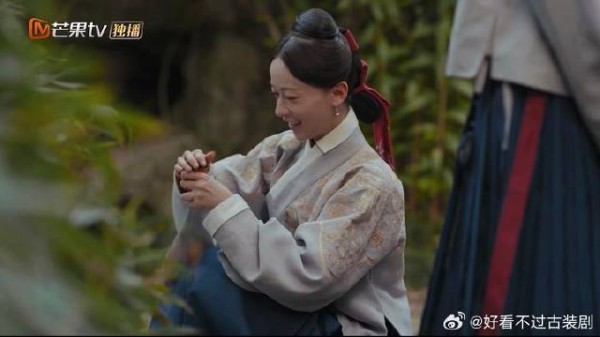 宫女出来抓蛐蛐,一抓一个准,闺蜜惊呆了