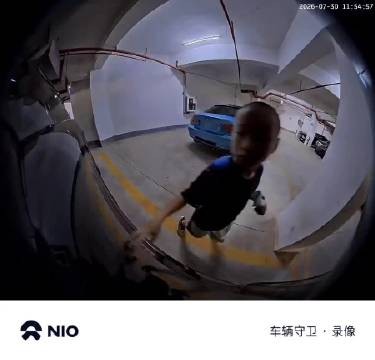 ES9太高男孩跳着看,车主欲邀其上车参观
