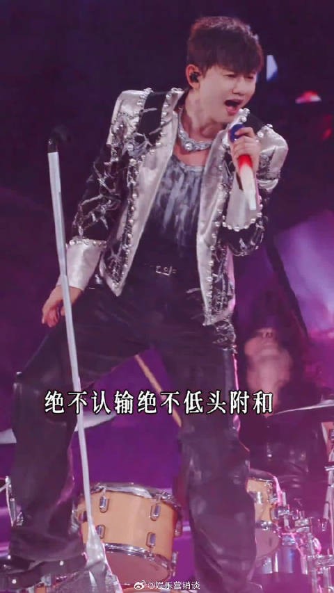 时光列车停靠中原大地，张杰郑州国庆演唱会，万人齐唱，歌声点亮郑州的秋夜