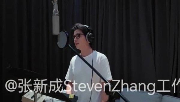 录音棚里的专注时刻,和制作人不断探讨,每一段歌声都藏着用心