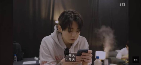 小猪表演前的学习时间好认真好可爱吧 完全是小学生