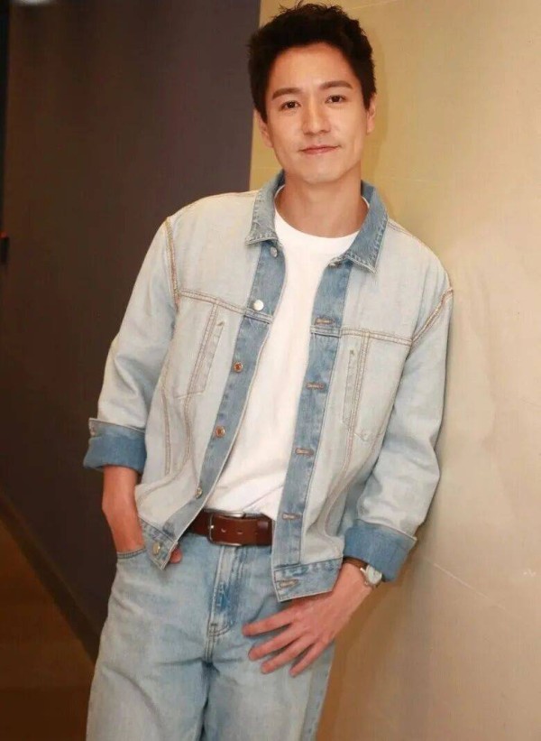 TVB小生吴伟豪不愿谈论感情,新剧与周嘉洛双男主,下月将与父亲内地开唱