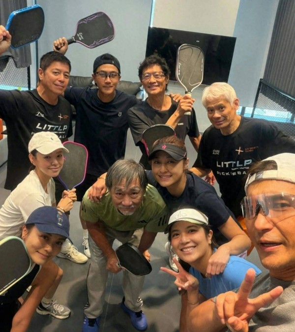 香港知名男星近况曝光，与陈展鹏黄德斌打球，51岁无发福状态冻龄