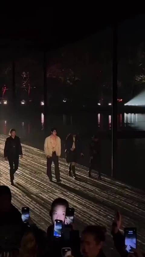 wyb王一博 最温柔的风 也抵不过 你转瞬的回眸 你是绚烂白昼 也是沉寂黑夜