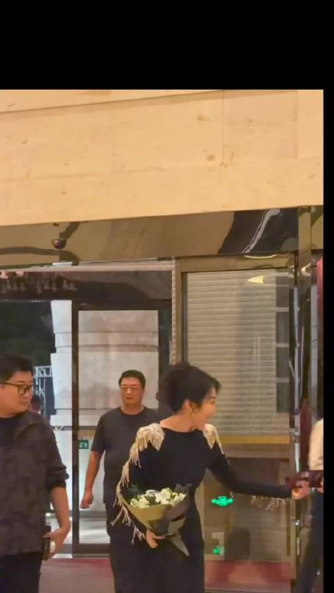 闫妮老师真的自信，大方，松弛又性感，不要说她忘记自己的年龄了…