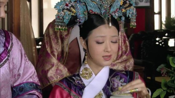 华妃旧茶讥讽甄嬛被以三阿哥堵嘴,俭朴推拒景仁宫装点
