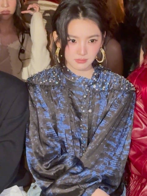 这闪光灯下如此清晰的美貌,章若楠又给大家表演耳环消失术了