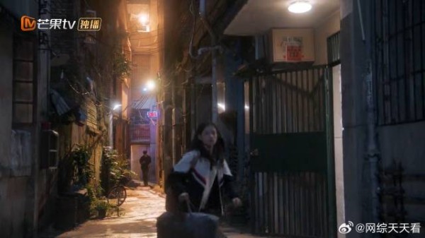 宿舍装修不能住 苗靖有家不能回，直接去网吧上班
