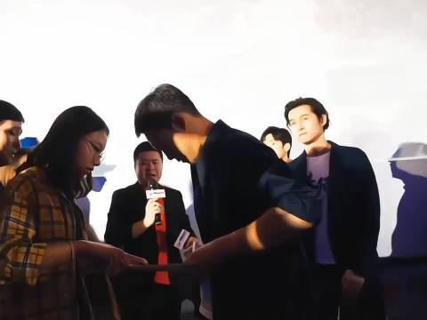 谁懂张译被吴京这么一推,先缓半秒再拥抱的这一下
