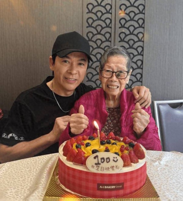 恭喜！香港知名男星母亲100岁生日，晒童年全家福，感念养育之恩