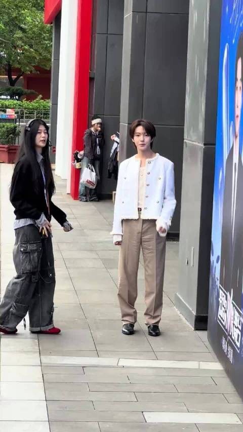 黄仁俊也来打歌2026了,啊啊啊国内音综首秀好期待,红毯上班也太可爱了吧!