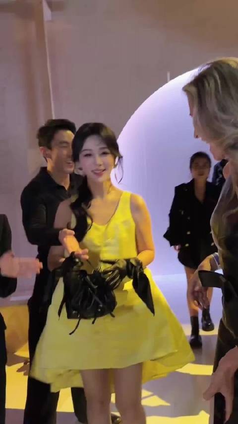 杨紫纪梵希CEO内场合影,美成什么样了