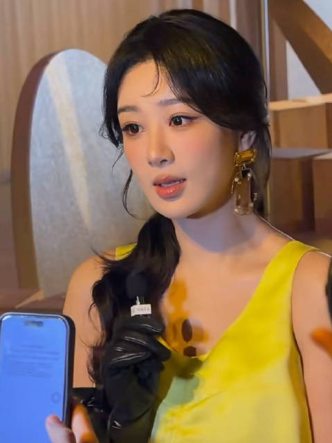 杨紫内场接受采访， 美成什么样了都！布灵布灵的小公主
