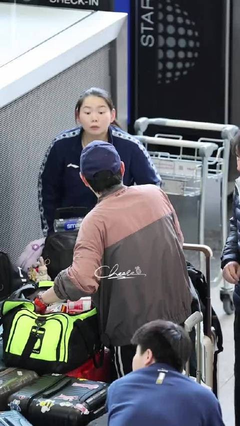 邱贻可翻包三倍速找筷子，徐瑛彬松弛开吃，国乒太可爱