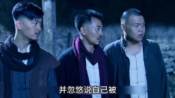 小伙假装不会打枪让鬼子教，结果一学会就将鬼子干掉！