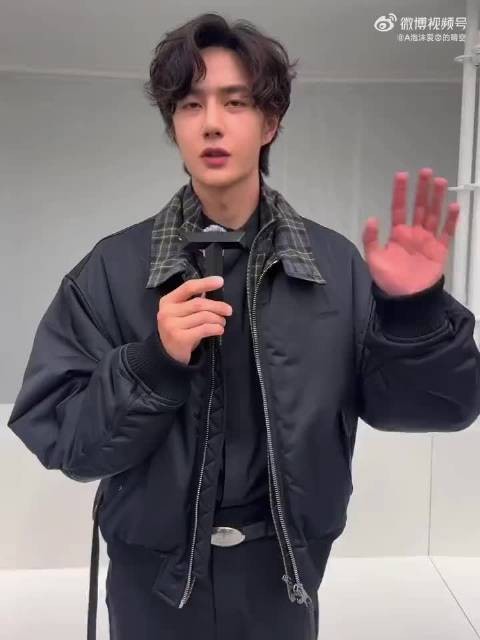 王一博被拦退后拍照,官方直播无法近身