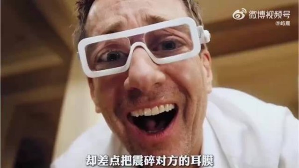 “男人发明一种缩小的药剂,结果不小心把妻子缩小成15厘米”