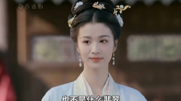 女人只是带了个平平无奇的发簪就惊呆了所有人的下巴