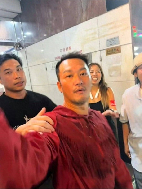 香港男星因拒绝被拍引争议，被指脾气差，妻子发文力挺