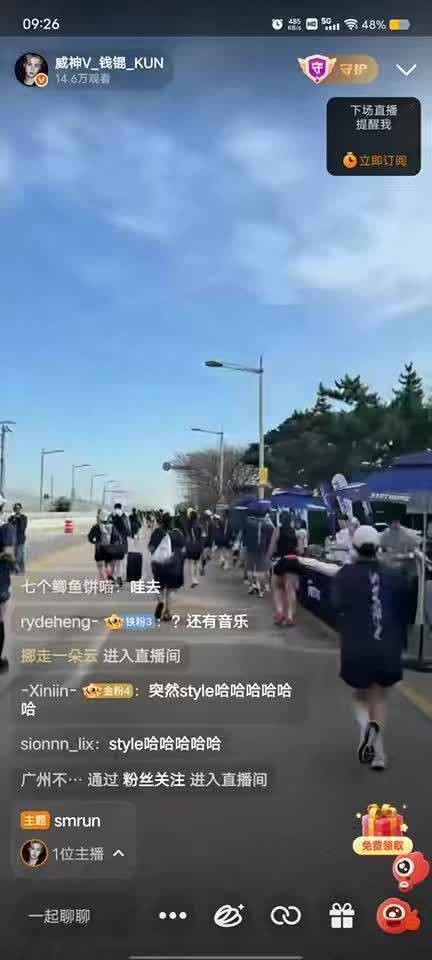 钱锟直播跑10公里,不停挥手回应粉丝