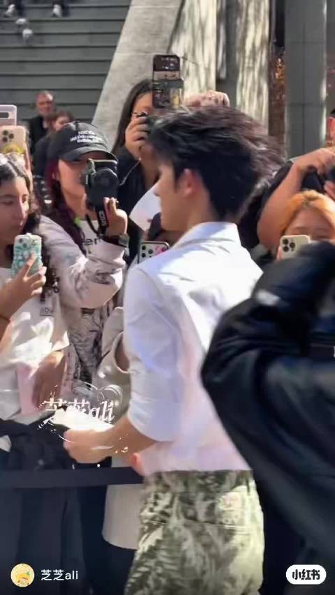 陈添祥巴黎被喊你好香,反应别整我别整我