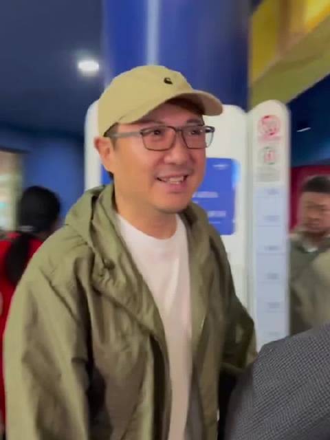 沈腾携妻儿现身北京欢乐谷