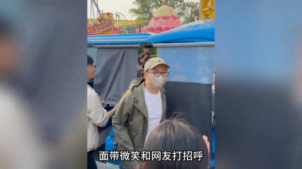 沈腾王琦带娃国庆出游,陪儿子玩大摆锤和过山车,紧张感溢出屏幕!