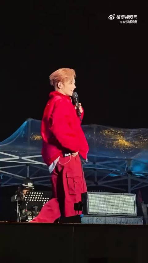 南通紫琅荔枝音乐节现场，侯明昊雨雾搭配热烈红衣，深情演唱氛围感爆棚…