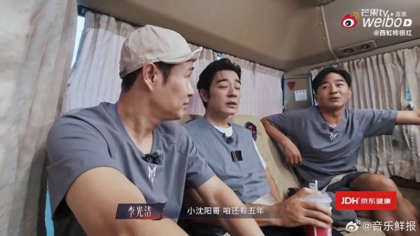 光是坐着闲聊氛围感直接拉满，自带小品质感，简简单单就十分有意思
