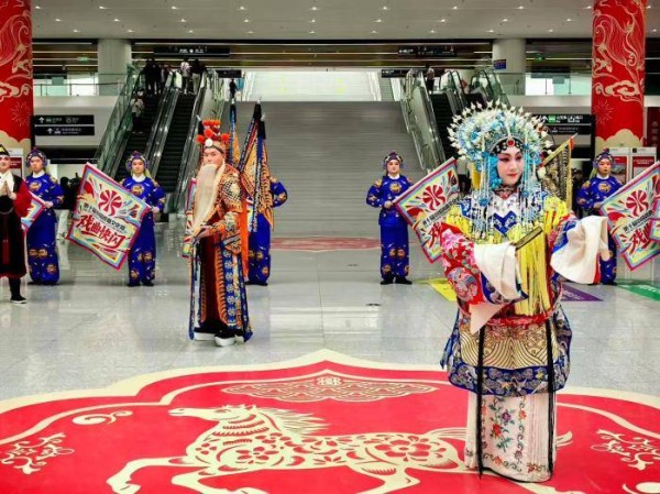 图记｜北京丰台站戏曲快闪，让旅客与国粹“不期而遇”
